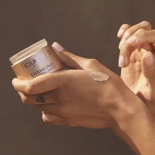 Natura Bissé Diamond Cocoon Sheer Cream SPF 30 PA++ | Izgaismojošs tonējošs pretnovecošanās sejas krēms ar SPF 30 50 ml