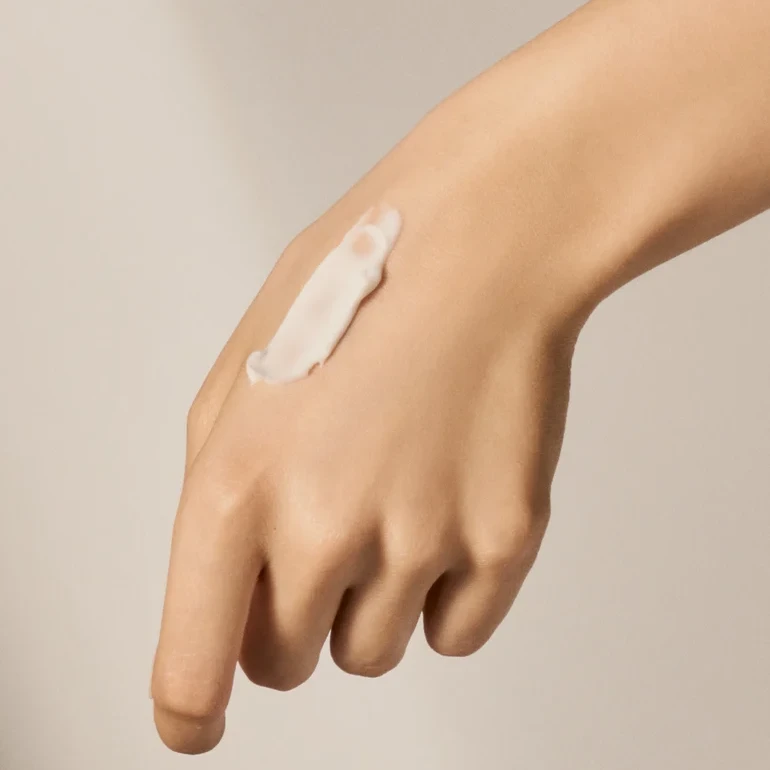 Natura Bissé Diamond Luminous Perfecting Hand Cream | Izgaismojošs pretnovecošanās roku krēms pret pigmentācijas plankumiem 75 ml