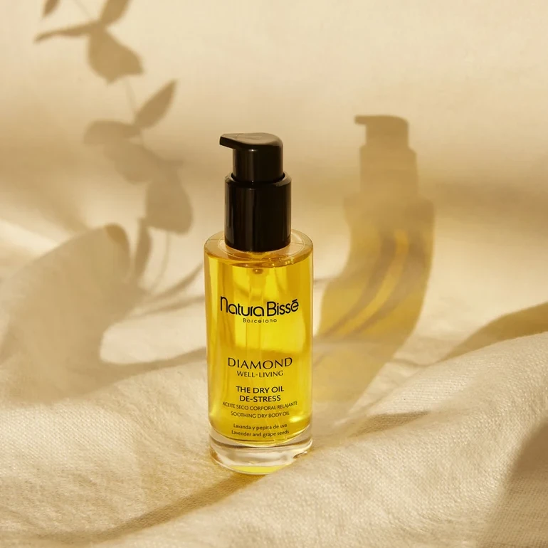 Natura Bissé Diamond Well-Living The Dry Oil – De-Stress | Nomierinoša sausā ķermeņa eļļa ar lavandu un vīnogu kauliņu eļļu 100 ml