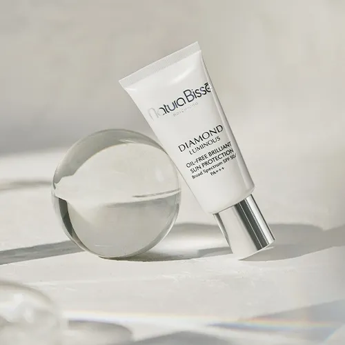 Natura Bissé Diamond SPF 50 PA+++ Oil-Free Brilliant Sun Protection | Izgaismojošs tonējošs saules aizsargkrēms sejai SPF 50 PA+++ 30 ml